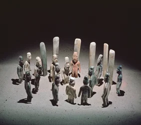 Opfergabe von sechzehn männlichen Figuren, aus La Venta, Tabasco, Vor-Klassische Periode, 9. Jahrhundert v. Chr. bis 1. Jahrhundert n. Chr.